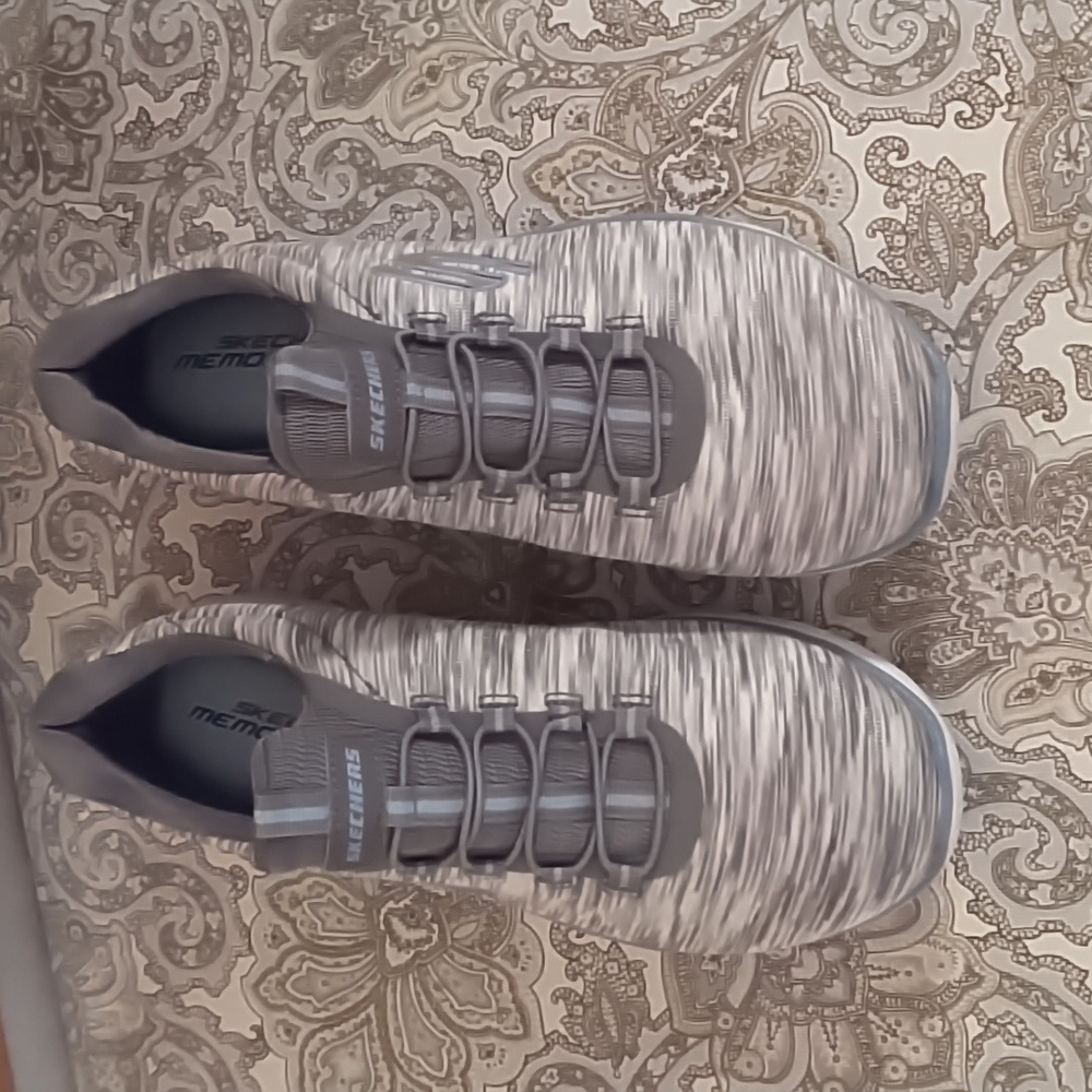 Tennis shoes